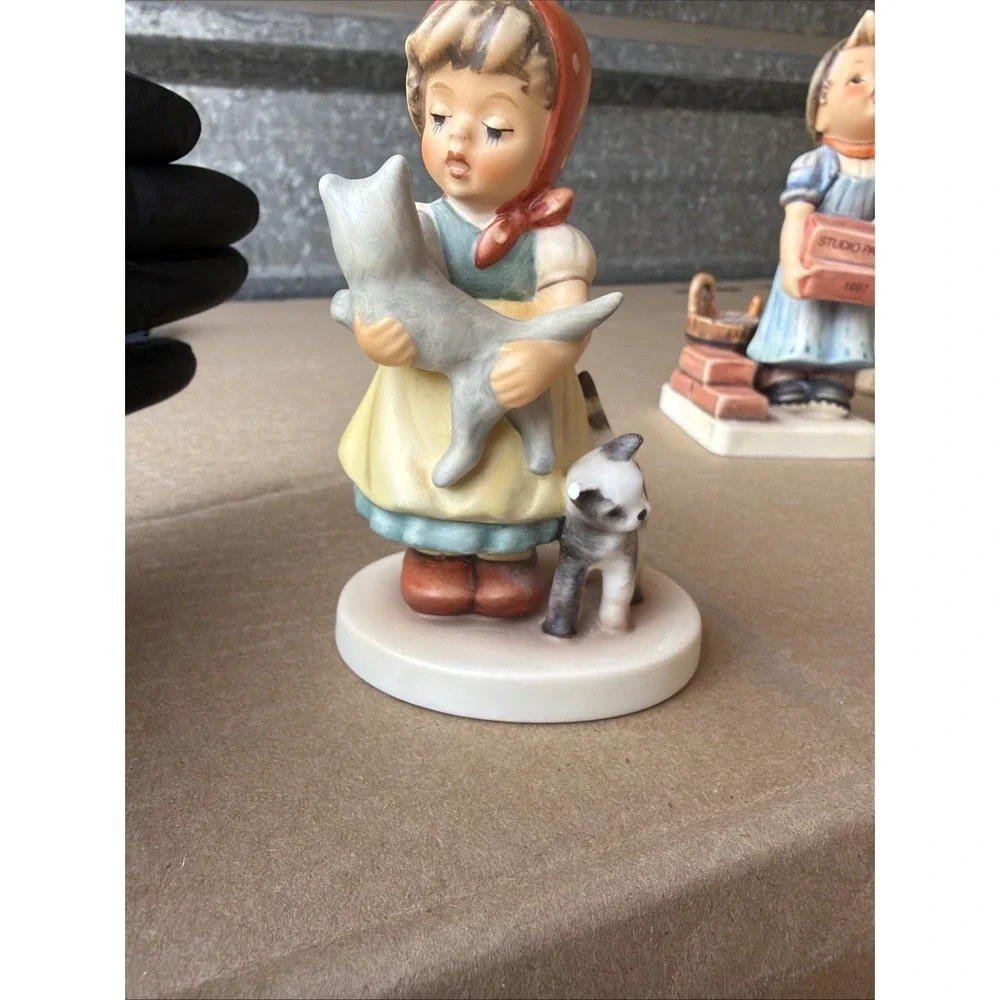 Goebel 2007 Limited‎ Edition Girl Holding Cat Figurine 8042/25000